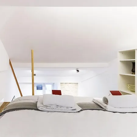 Cosy Santos Mezzanine By Homing Lisbona